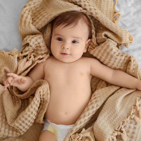 bebe allonge sur couverture marron