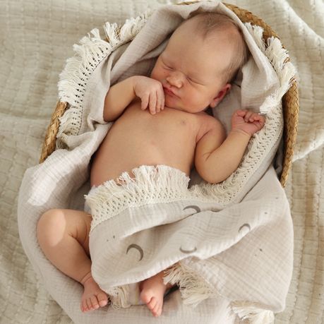 bebe dans une couverture blanche