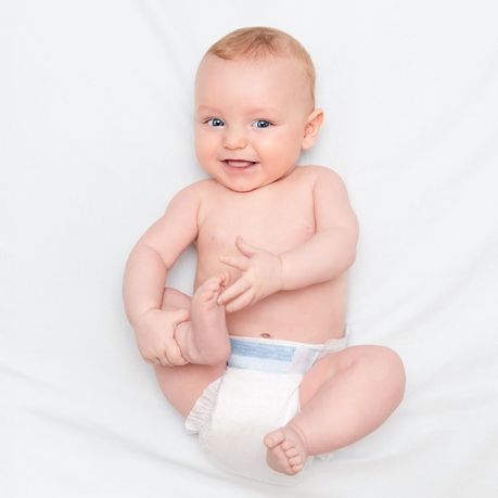 bebe en couche allonge