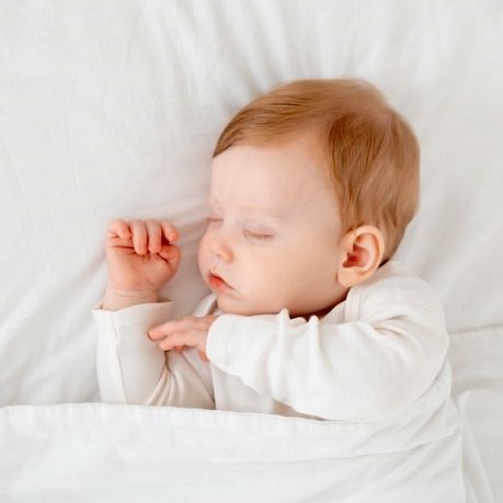 bebe dort dans un lit 