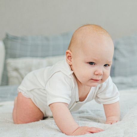 bebe en body a quatre pattes