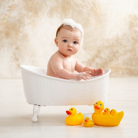 bebe dans son bain