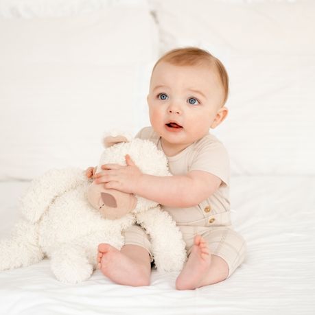 bebe avec peluche blanche