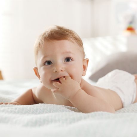 bebe avec la main a la bouche