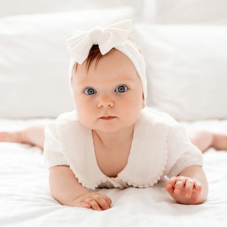 photo bebe portrait allonge sur lit