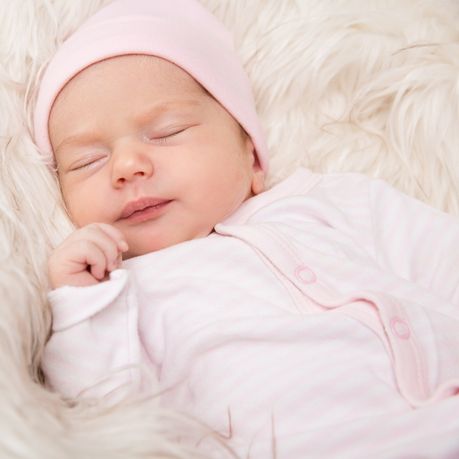 bebe qui dort et qui est allonge