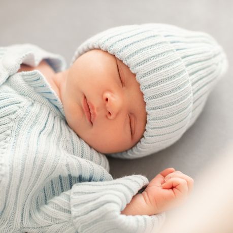 bebe qui dort sur le dos