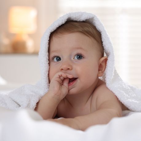 bebe avec un doigt dans la bouche