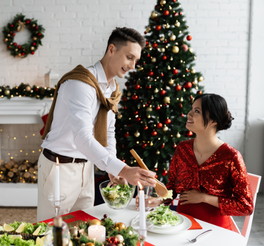 Un couple à table pour le repas de Noël