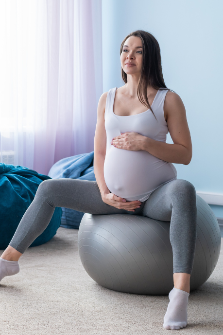 femme enceinte qui pratique des techniques de relaxation
