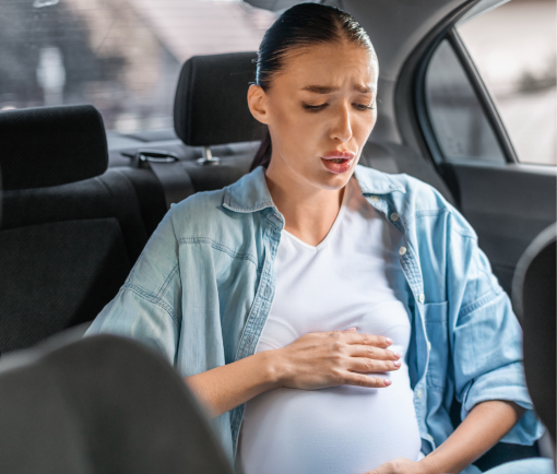 femme en voiture en plein travail