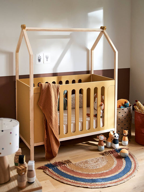 Lit bébé transformable en banquette