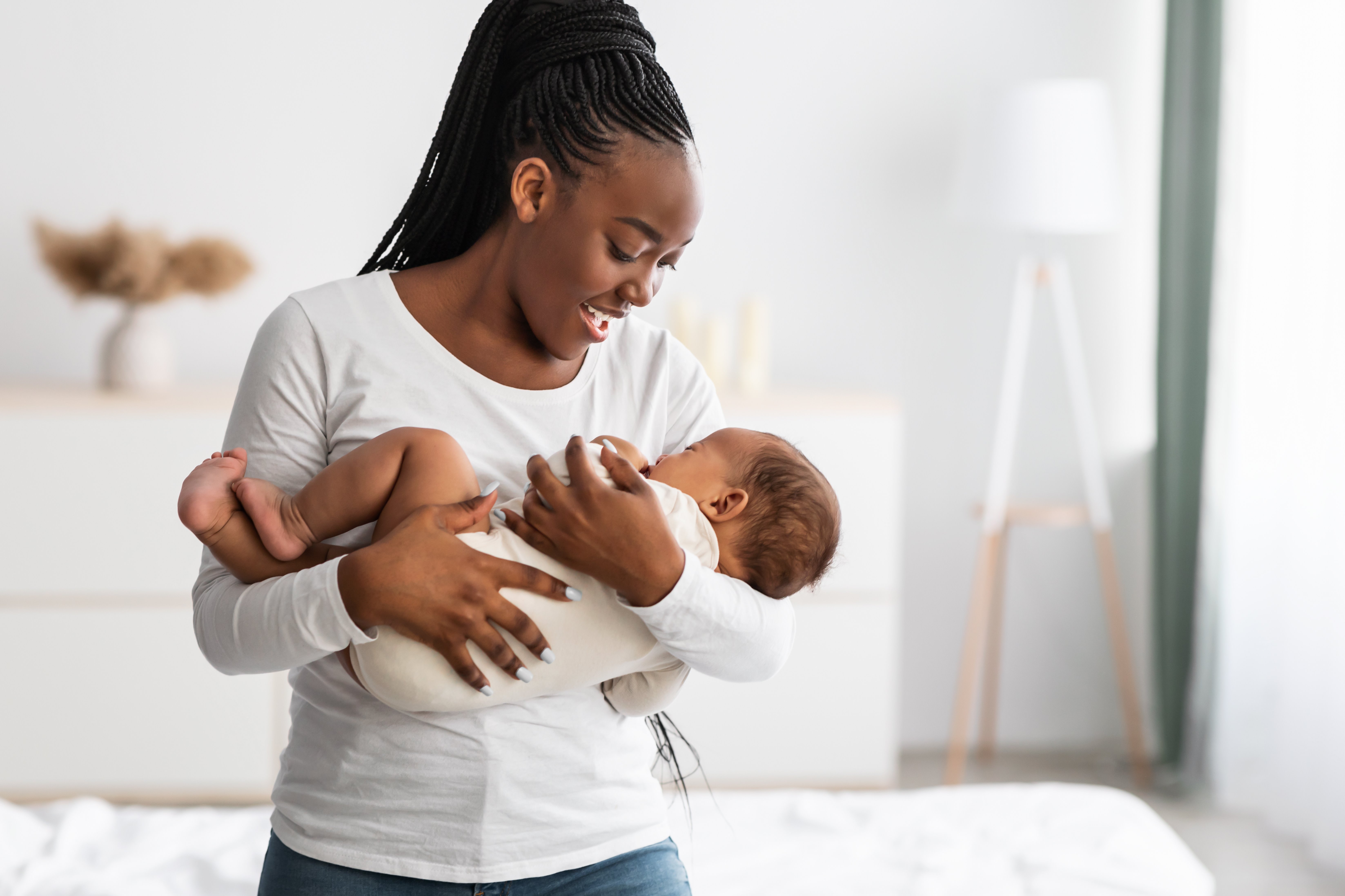 maman qui berce son bébé