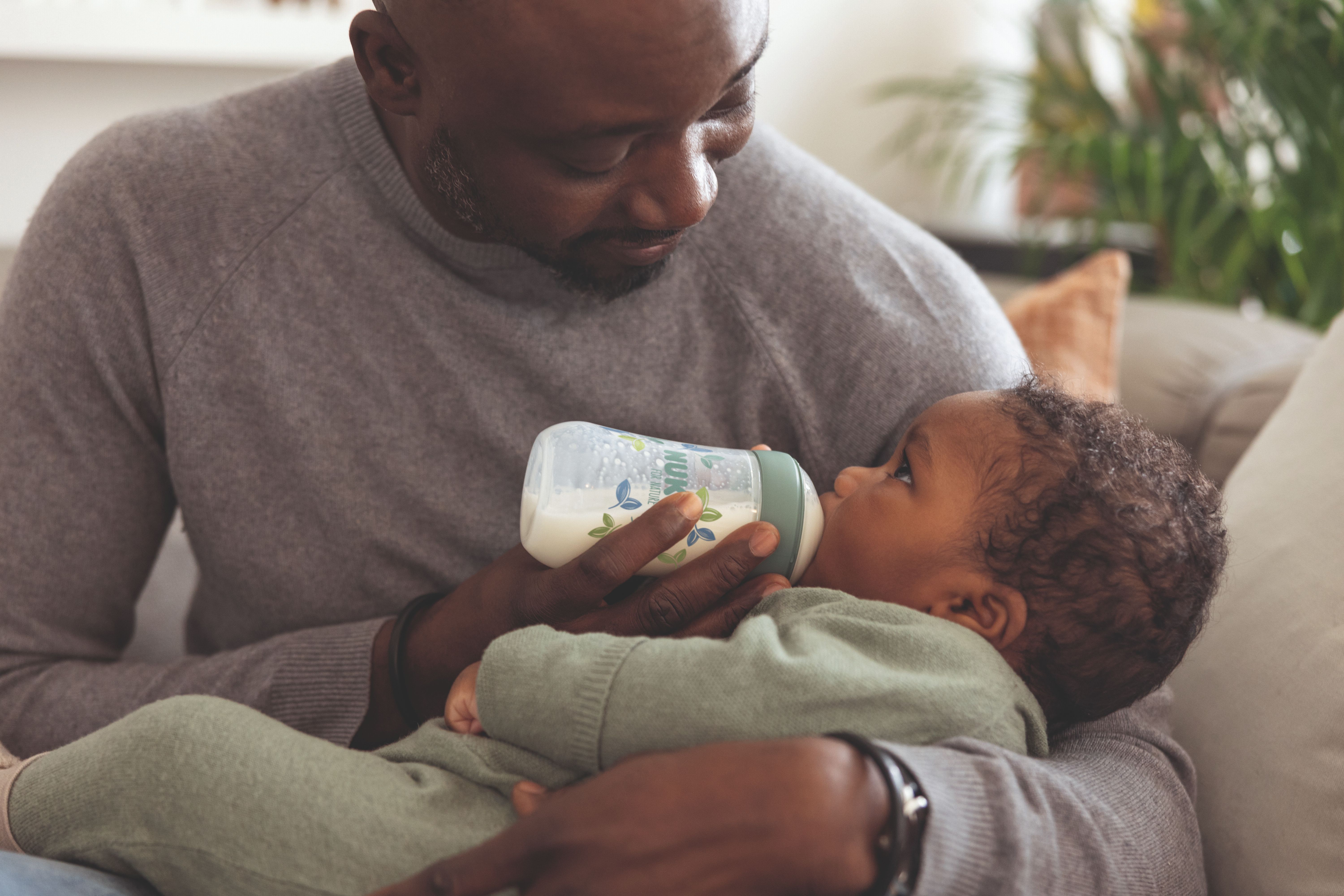 Papa donne biberon Nuk à bébé