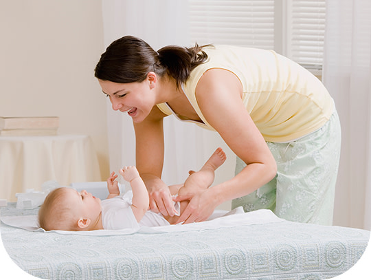 Maman applique crème pour le change de bébé avec Mitosyl