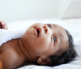 bébé dort dans son lit sous les