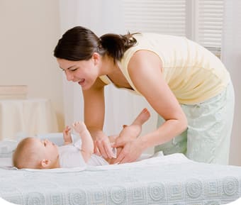 Maman applique crème pour le change de bébé avec Mitosyl