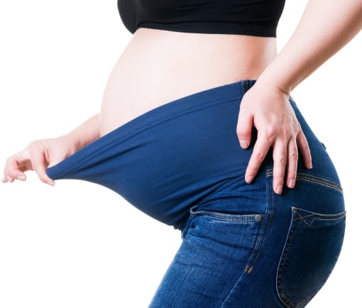 femme enceinte avec un pantalon de grossesse