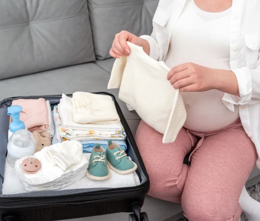 maman prepare la valise de maternite