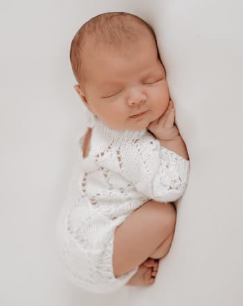 bebe qui dort recroquevil