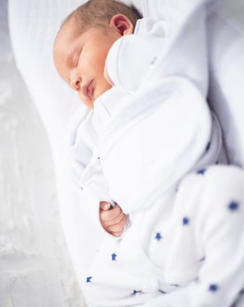 nouveau ne qui dort