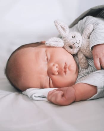 bebe qui dort avec lapin
