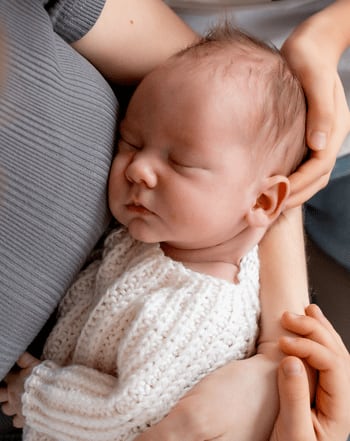 bebe dort sur sa maman