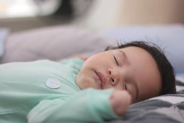 Suis les nuits et les siestes de bébé 🧸