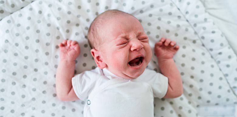 Bébé qui pleure : pourquoi et que faire