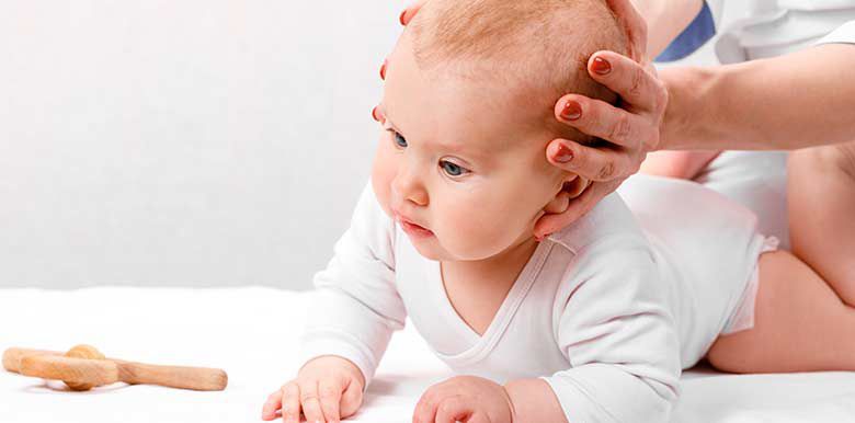 Bébé penche toujours la tête du même côté : que faire ?