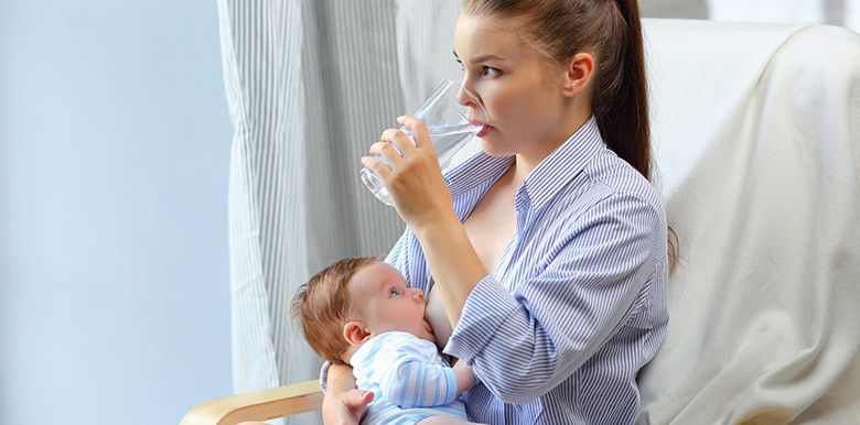 Donner de l'eau à un bébé? Bien sûr!