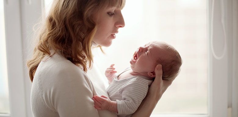 Pas facile de porter bébé quand il pleut dehors…