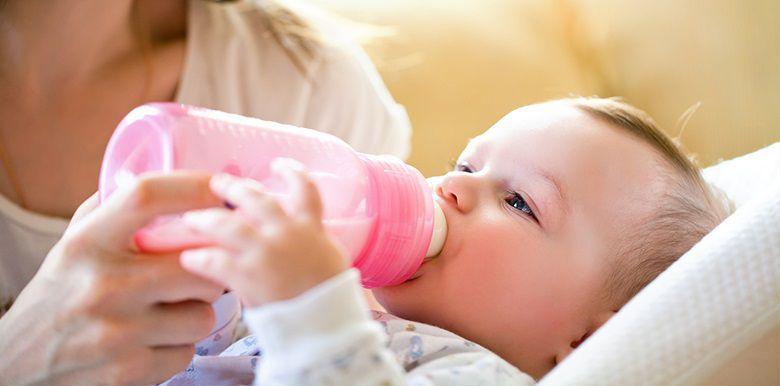 Faire boire bébé : quels outils choisir pour lui donner du lait et