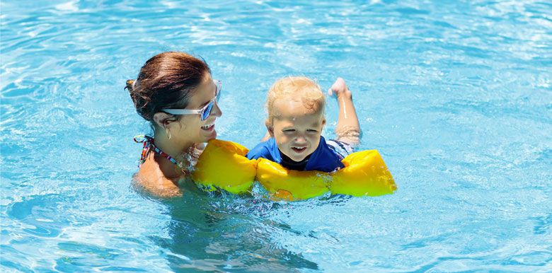 Danger : 25% des parents utilisent des bouées pour baigner bébé : Femme  Actuelle Le MAG