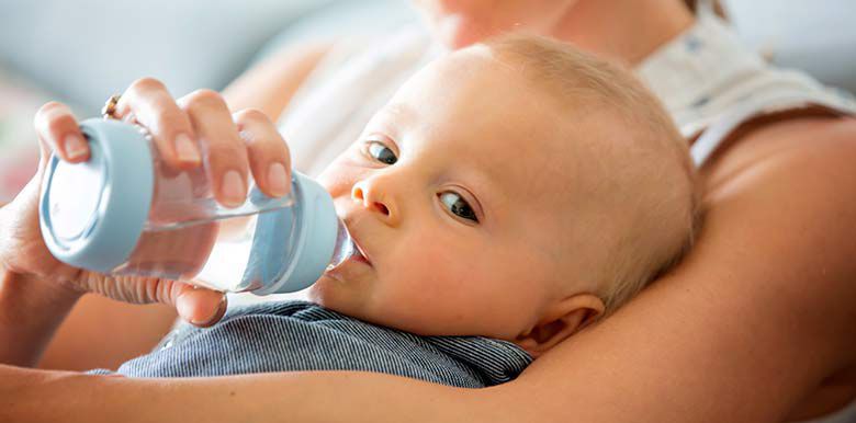 Quelle quantité d'eau par jour pour hydrater bébé ?