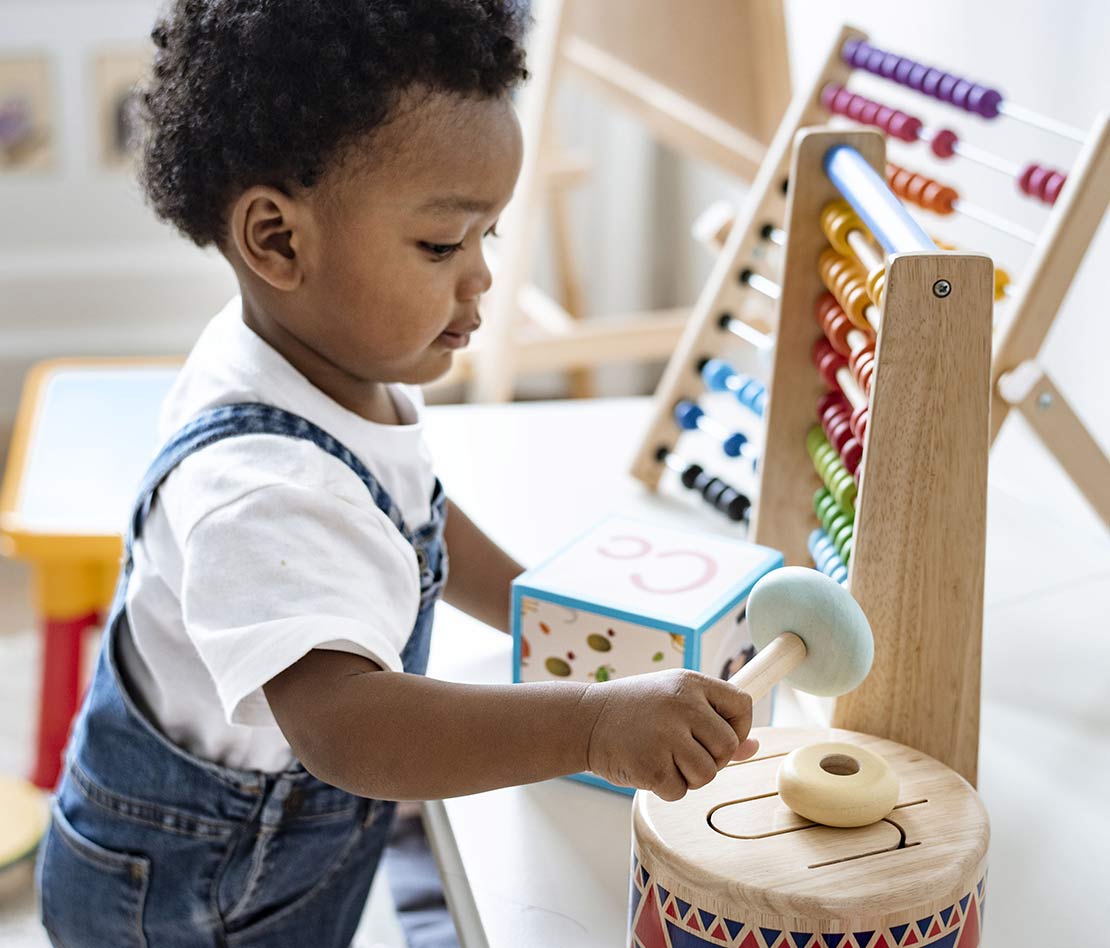 Tableau d'activités bébé d'inspiration Montessori à fabriquer