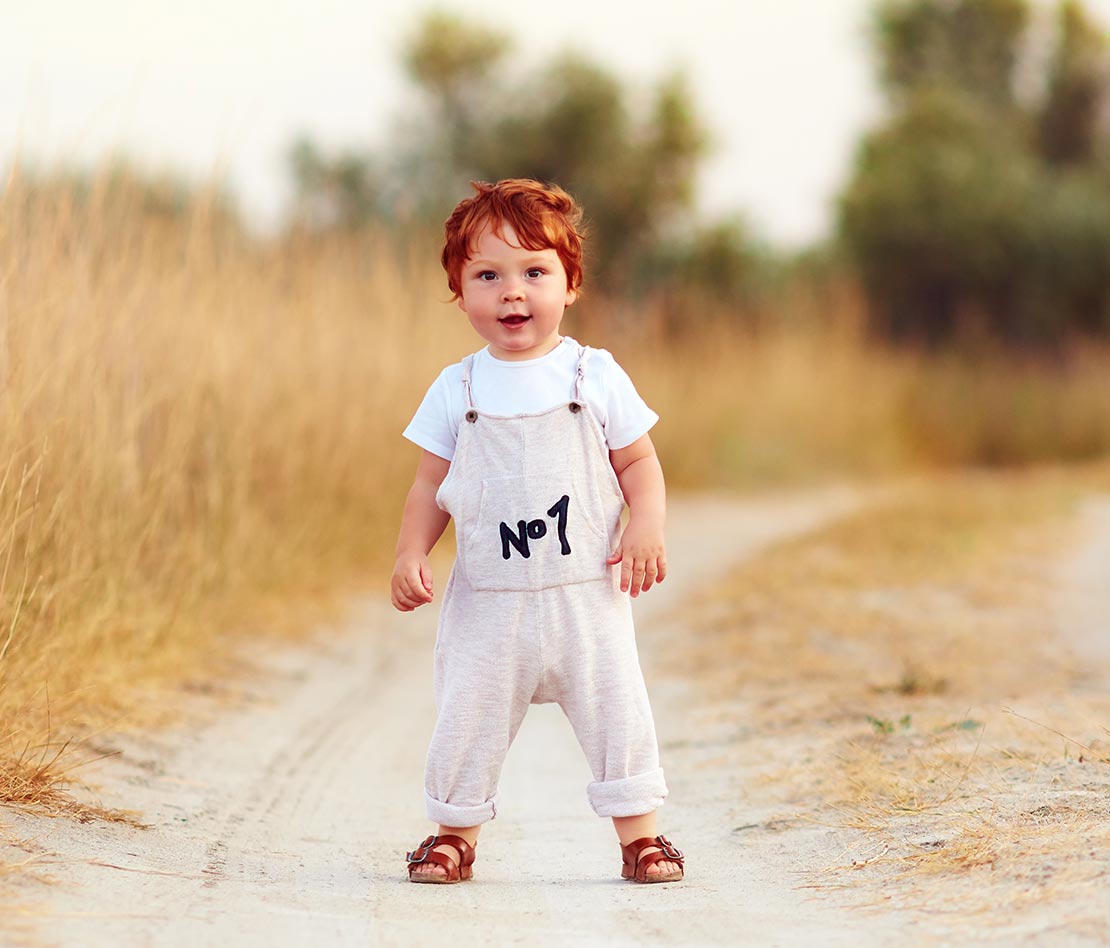 Apprendre à bébé à bien marcher avec des chaussures de qualité