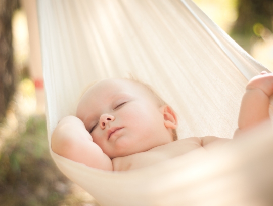 Bien protéger bébé de la chaleur en voiture