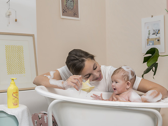 Les premiers bains de mon bébé: La douceur du bain enveloppé