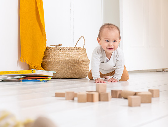 Votre bébé se déplace à 4 pattes - Grandir.