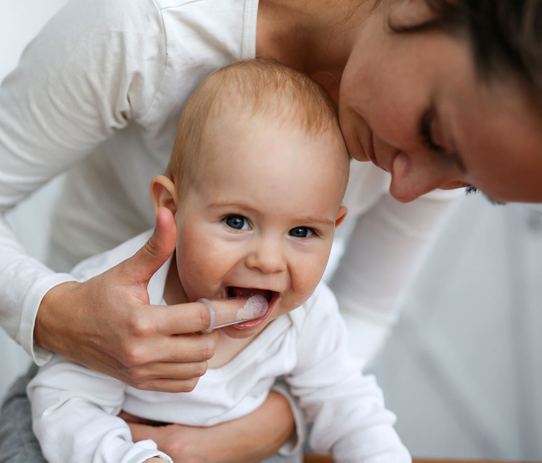 Quand et comment brosser les dents de bébé ?