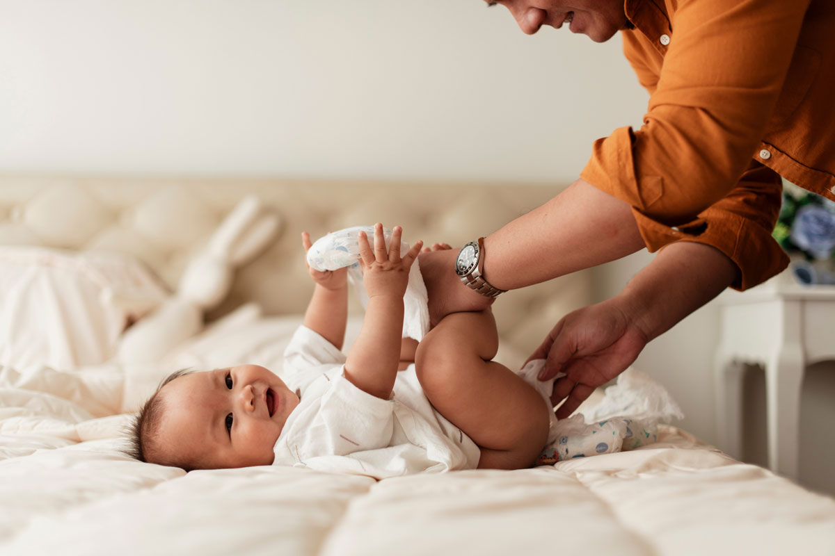 Changer la couche de bébé