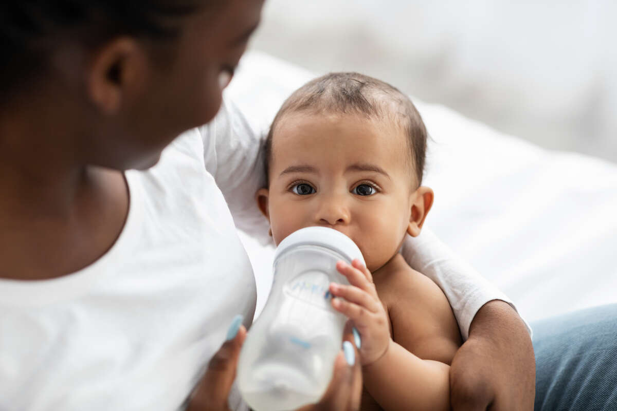 Chauffer les biberons de son bébé : est-ce nécessaire ?