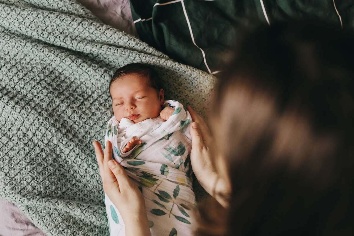 Comment emmailloter bébé ? Méthode et précautions à prendre