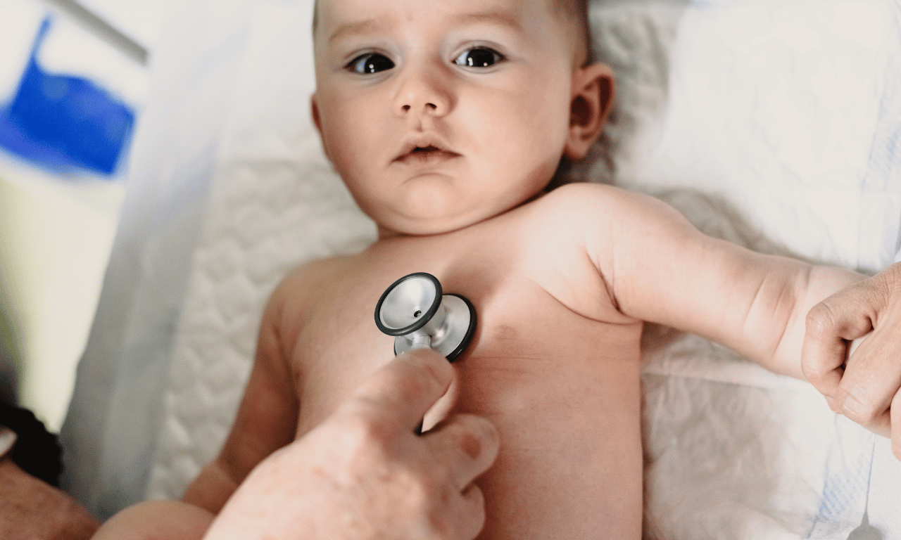 Bebe chez le médecin en train de se faire ausculter.