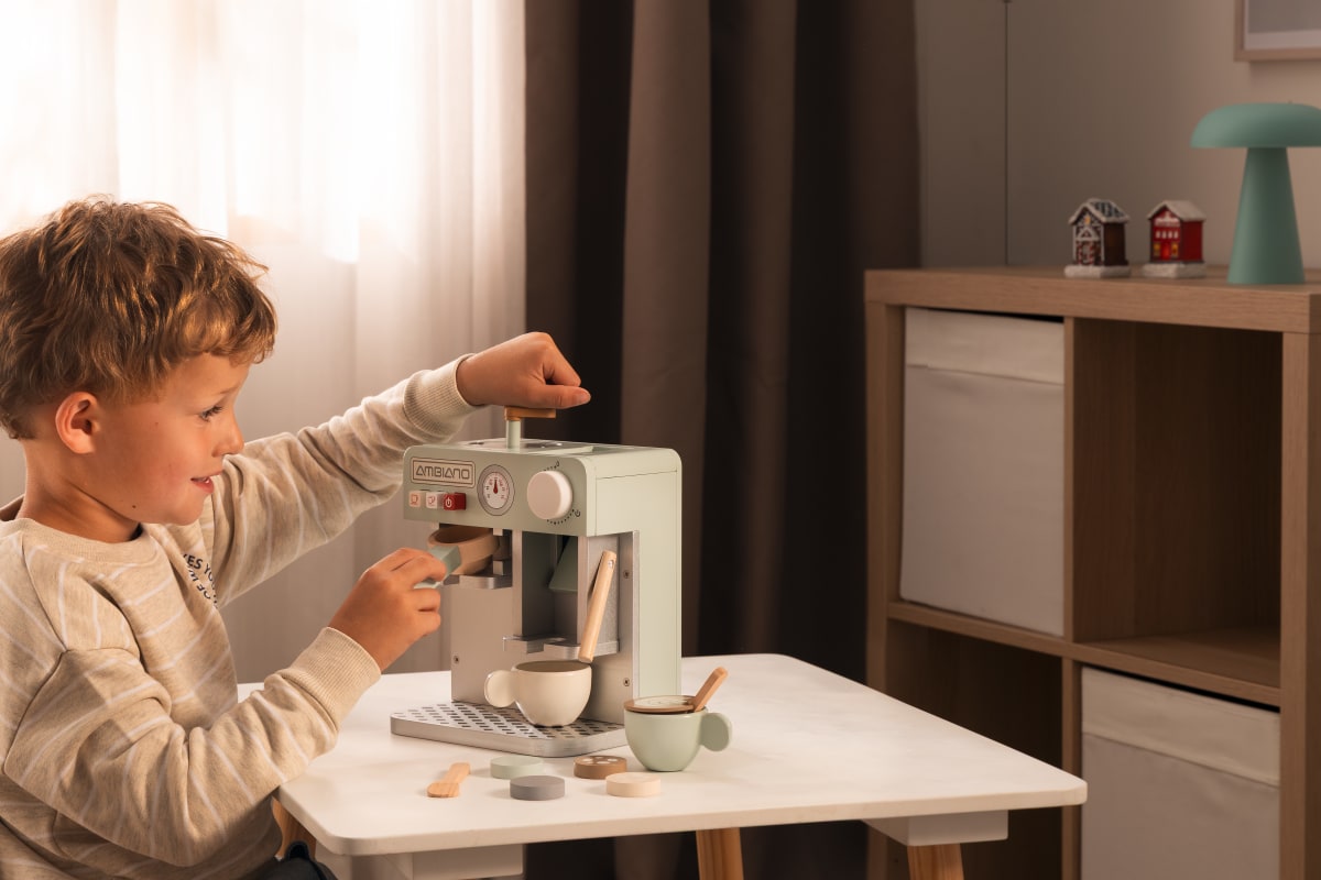 Enfant qui joue avec une cuisine miniature ALDI