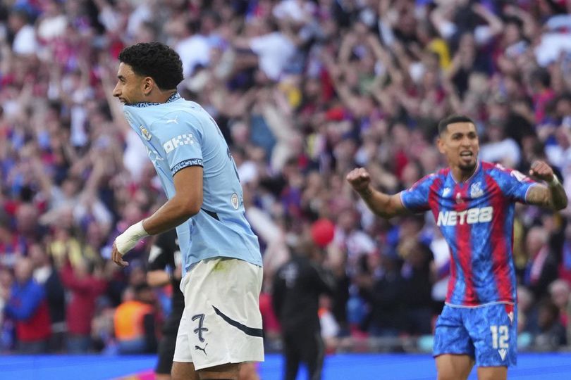 Ekspresi Omar Marmoush setelah gagal menendang penalti pada laga final Piala FA 2024/2025 info main bola Misteri di Final Piala FA: Ada Erling Haaland, Mengapa Omar Marmoush yang Ambil Penalti Man City?