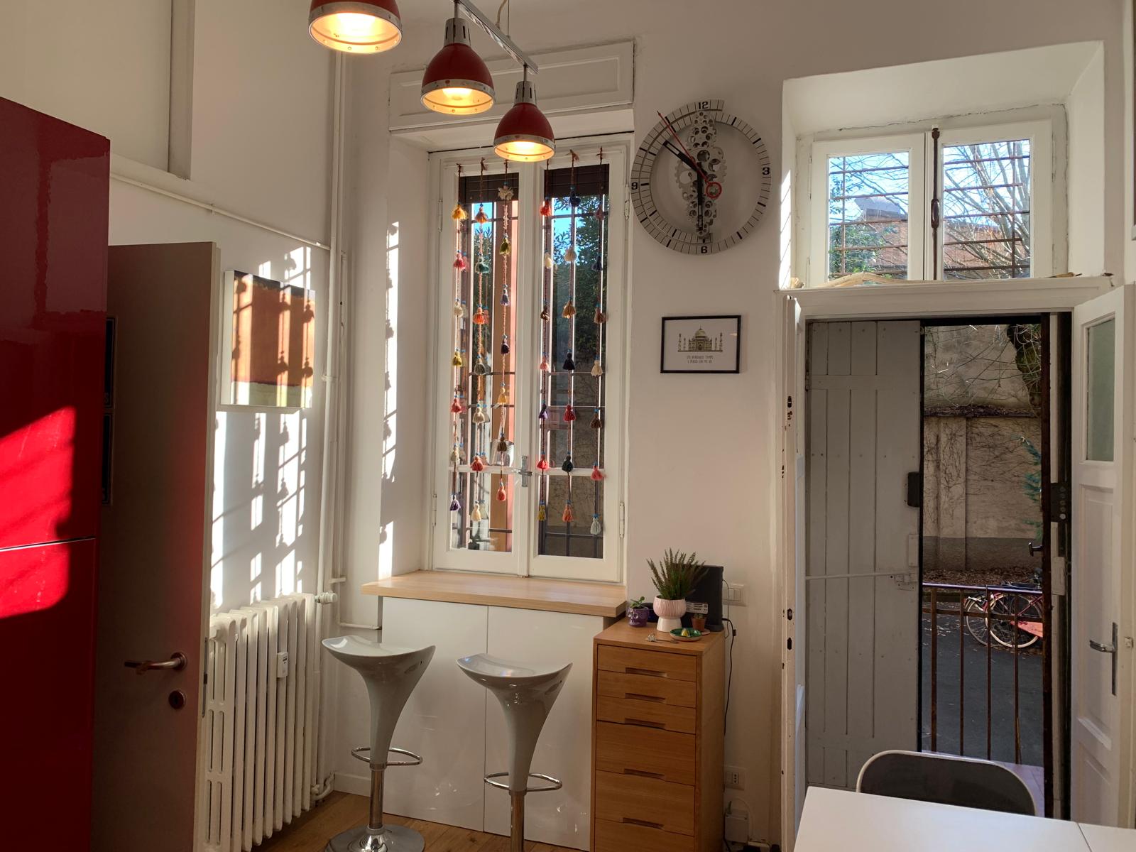 LUMINOSO BILOCALE ARREDATO CON CUCINA A VISTA E CANTINA