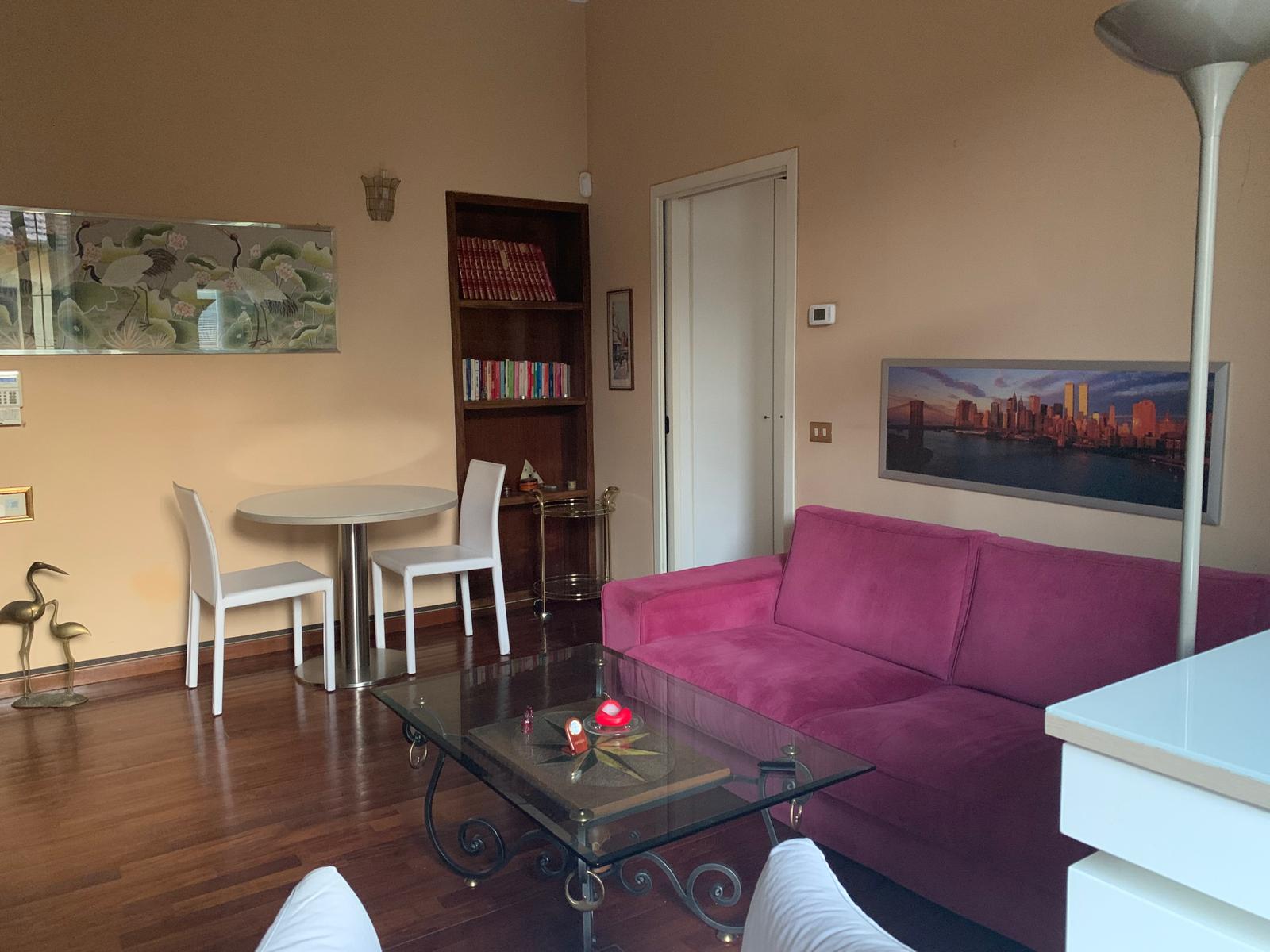 SPLENDIDO BIOCALE ARREDATO CON CABINA ARMADIO E BALCONE