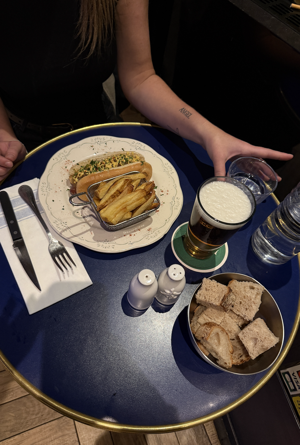 Chez L’Esplanade à Clichy, vivez les soirées foot sur grand écran avec formule hot-dog et pinte